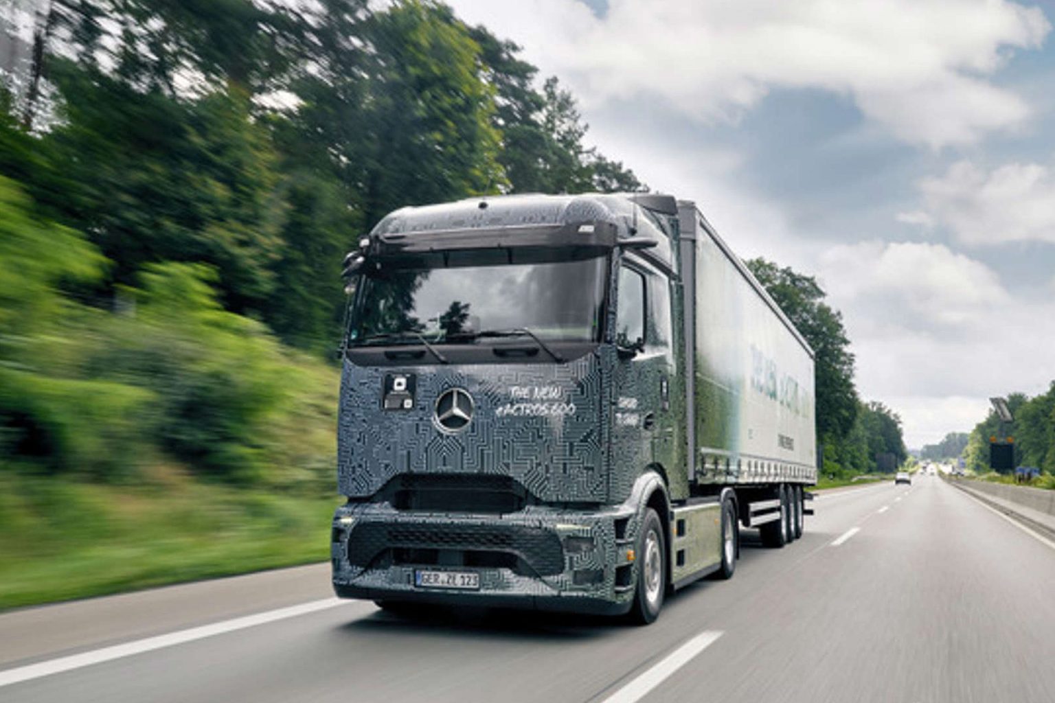 Le plus sérieux rival du Tesla Semi arrive : l’imminent Mercedes eActross 600 se rapproche