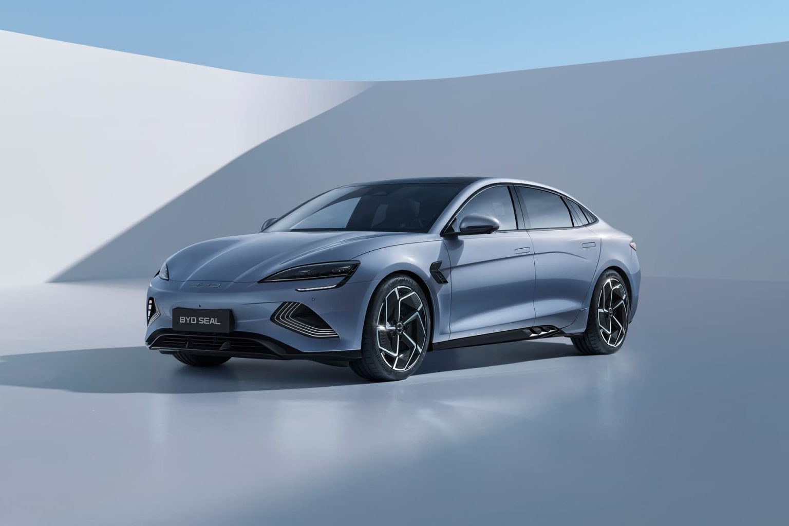 Le plus sérieux concurrent de la Tesla Model 3 présentera bientôt une évolution majeure