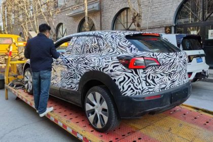 Tesla accélère le lancement de voitures électriques moins chères, mais il y a un gros mais