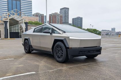 Il achète 5 Cybertruck, en commande 20 autres : ce que pense faire ce visionnaire