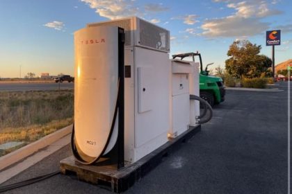 Le premier mégachargeur de Tesla, pour ses camions électriques Semi, repéré dans l’Utah aux États-Unis (Photos)