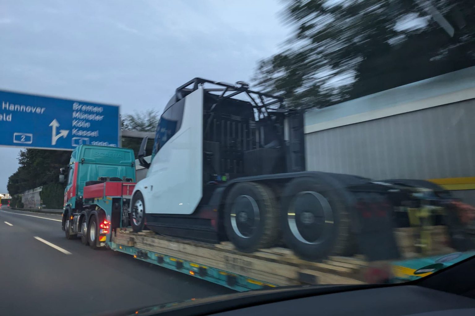La Tesla Semi repéré en Europe : le début des ventes de camions électriques sur le vieux continent ?