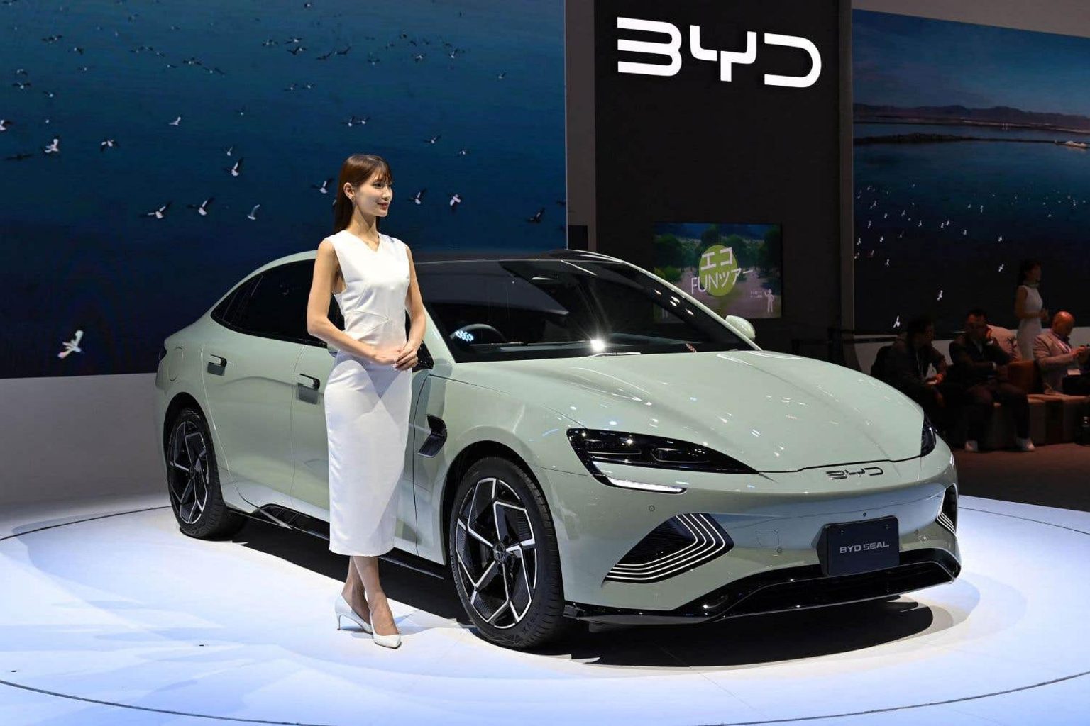 Le Canada impose des droits de douane de 100% sur les voitures électriques chinoises
