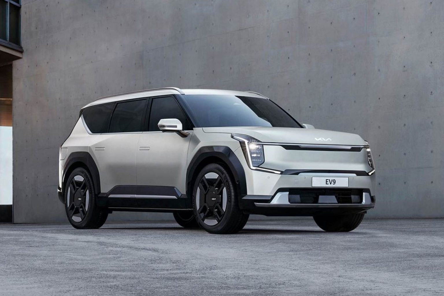Un groupe d’ingénieurs démonte la batterie de la KIA EV9 et découvre quelque chose d’intéressant (Vidéo)