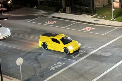 «Ils testent un nouveau véhicule qui est minuscule» : ce serait une première image de la Tesla Robotaxi (Photos)