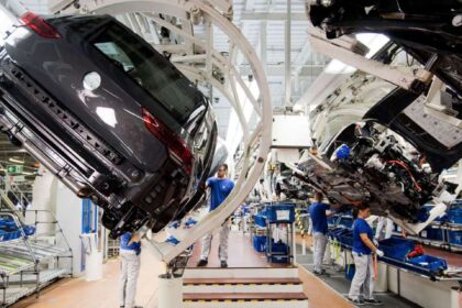 Ce géant constructeur automobile européen va mettre 30.000 employés à la porte