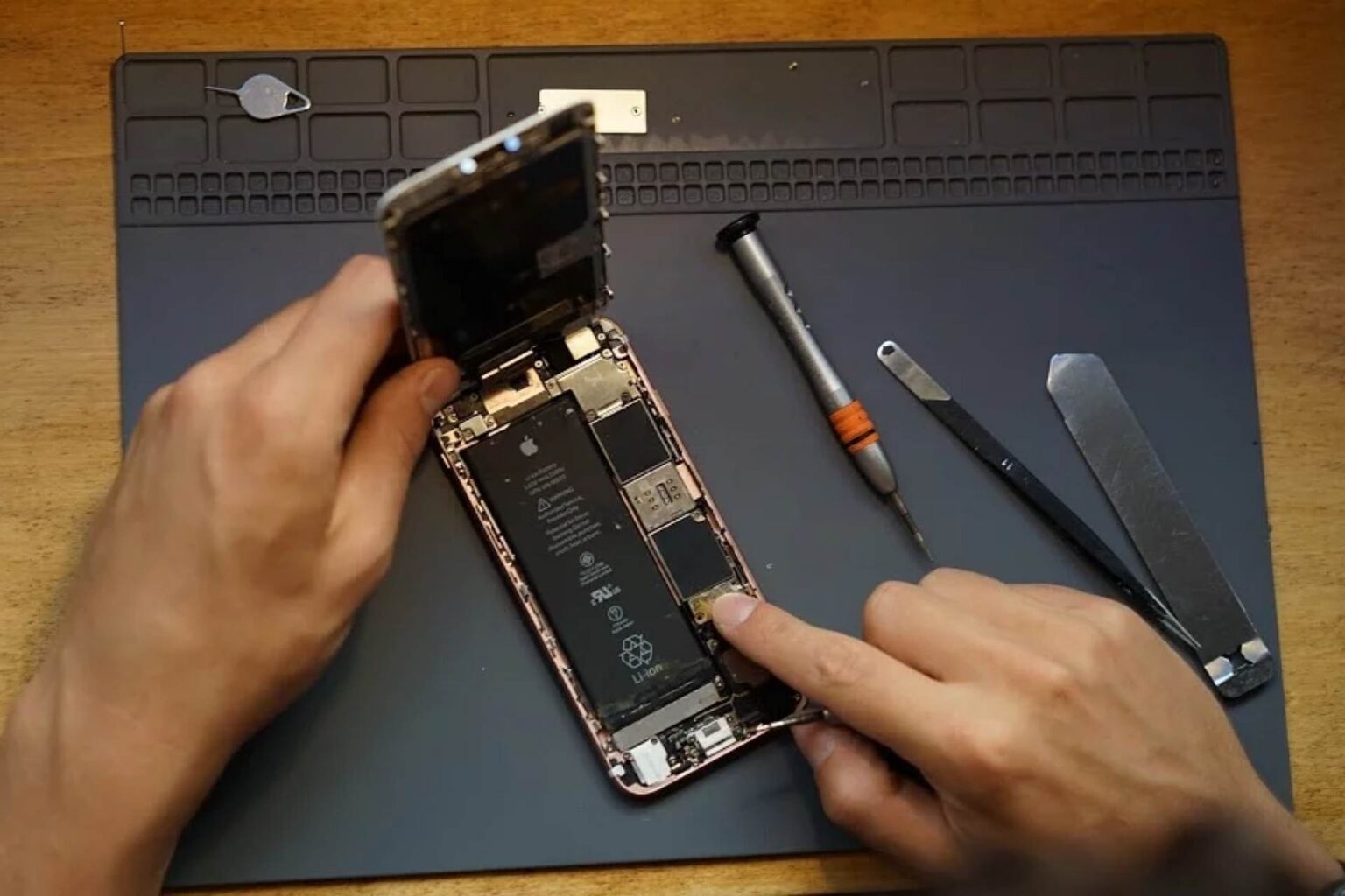 Apple publie les manuels de réparation de l’iPhone 16 : voyons si la réparation à la maison est possible