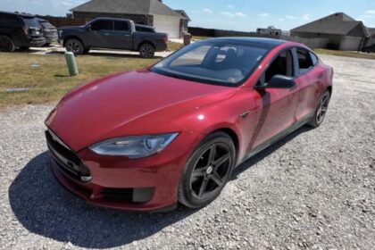Il achète une Tesla Model S à 4 500 euros : pensant faire une bonne affaire, il découvre le cauchemar