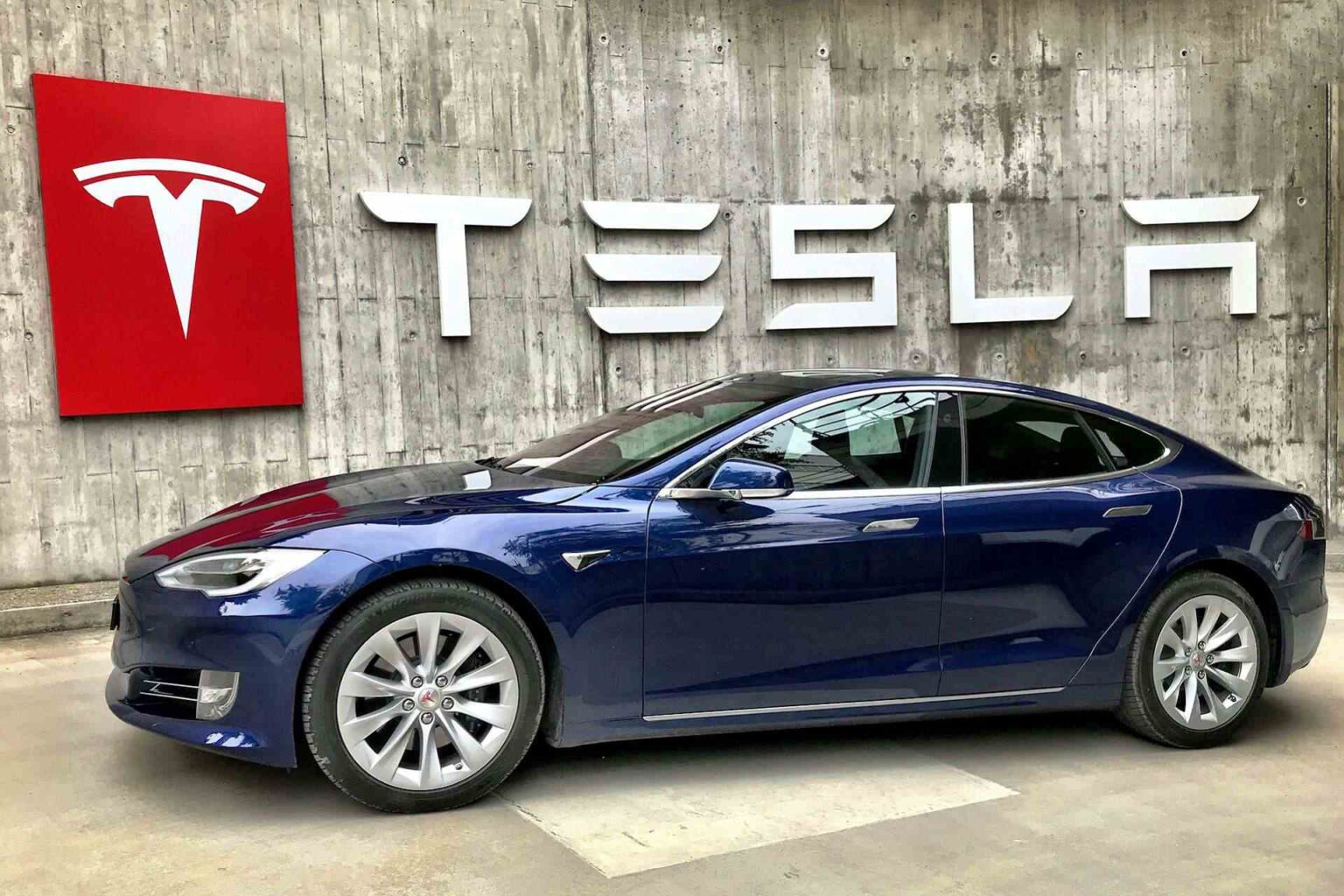 Tesla condamné pour avoir réduit la puissance de charge de ses voitures