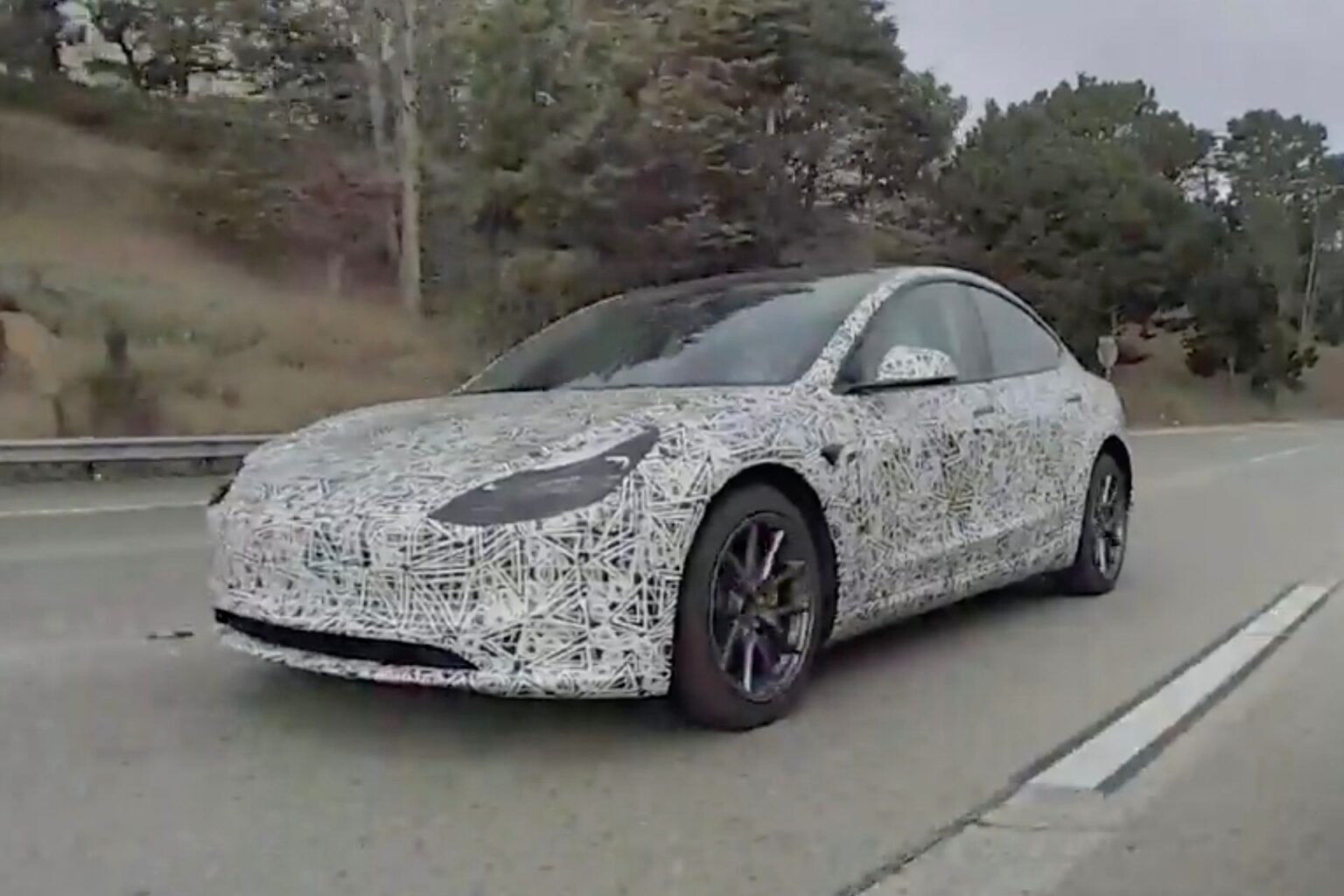 Est-ce le Model Y Juniper ou un Model 3 restylé ? Un prototype Tesla intriguant fait surface (Vidéo)