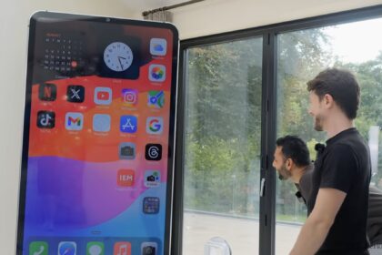 Ils créent un iPhone géant de près de 90 pouces, et il fonctionne bien (Vidéo)